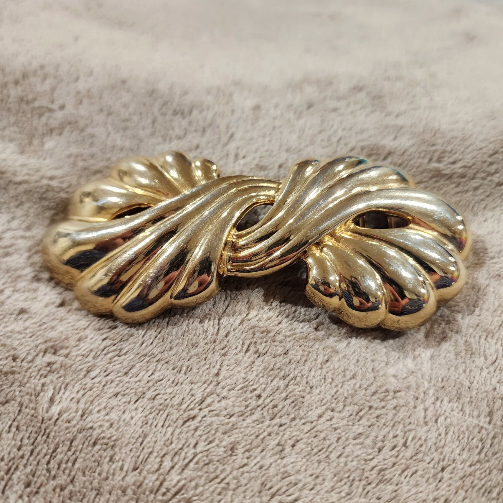 Vintage VINTAGE Mimi di N Bow Ribbon Belt Buckle Interlocking Gold Women 1970s Nature Belt Buckle Gold Women Size ONE SIZE - 2 Thumbnail