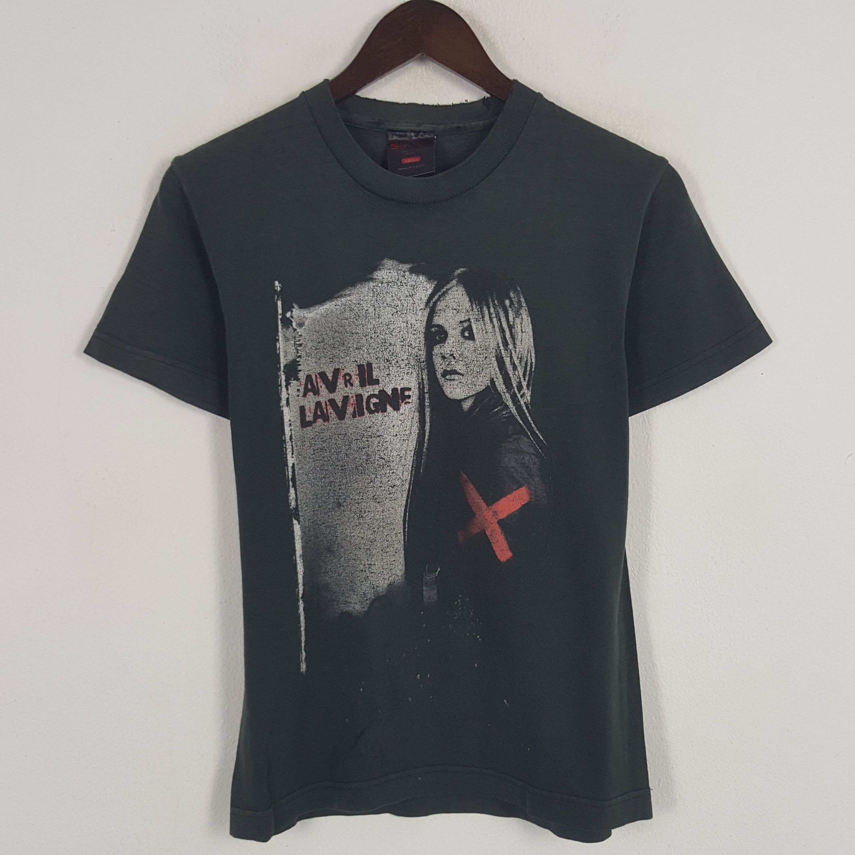 Band Tees × Japanese Brand × Vintage Vintage Avril Lavigne Tour Japan 2005 T-shirt Size US S / EU 44-46 / 1 - 1 Thumbnail