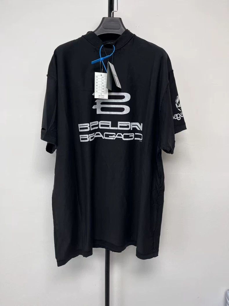 Balenciaga Balenciaga size 2 Monogrammed crewneck short sleeve T-shirt Size US S / EU 44-46 / 1 - 1 Thumbnail