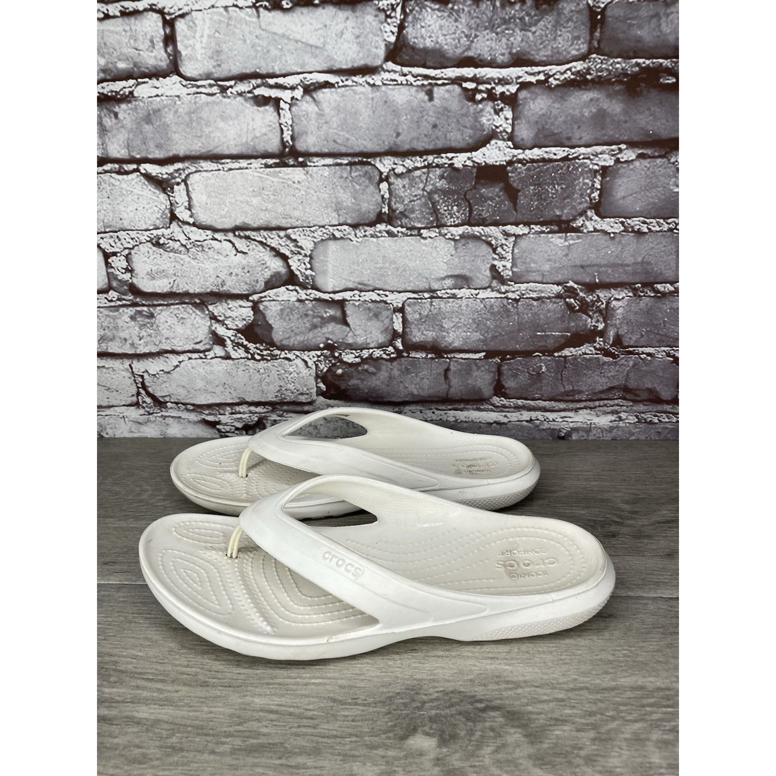 Crocs Crocs Iconic Comfort White Rubber Classic Thong Sandals Wome Size US 10 / IT 40 - 1 Thumbnail