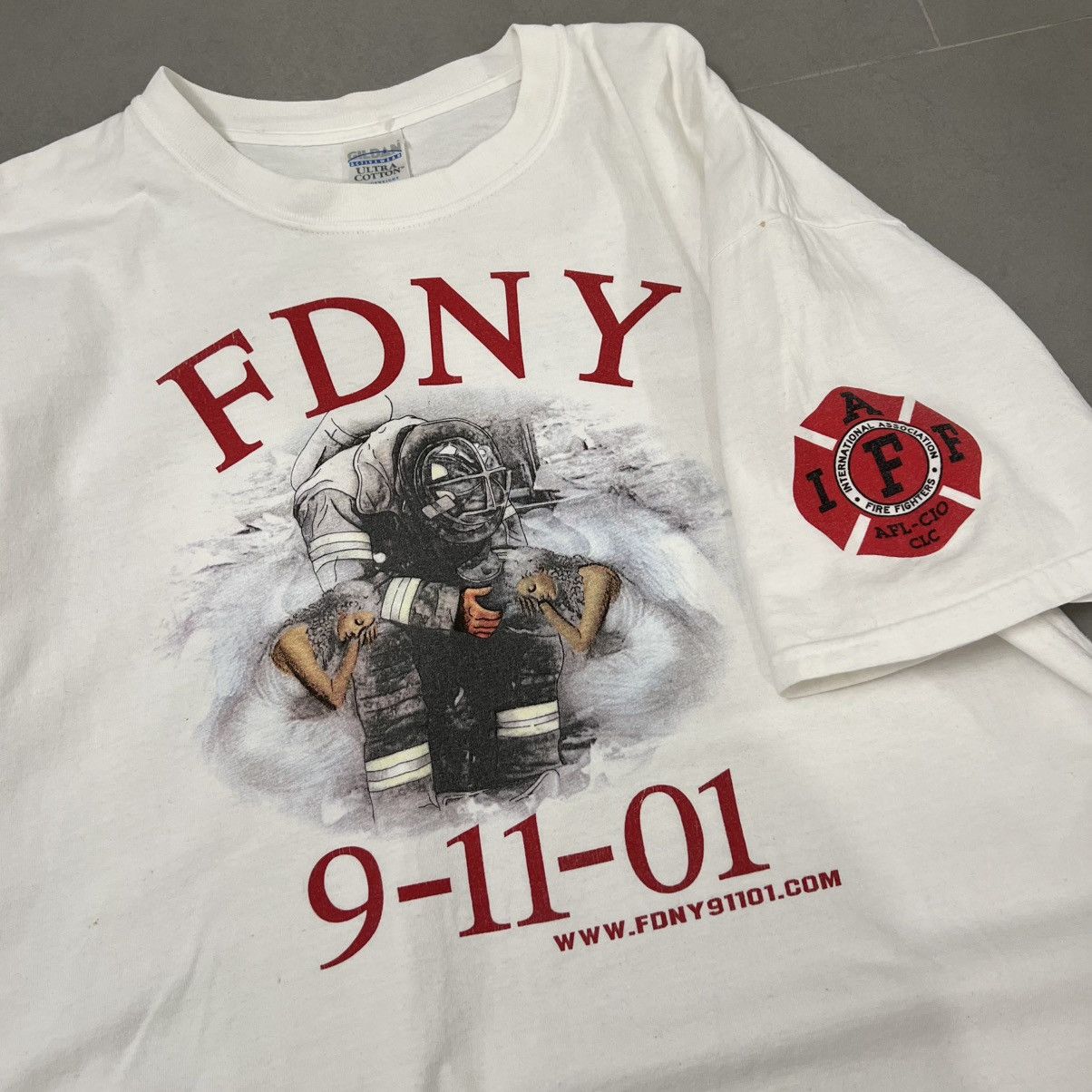Vintage Vintage NYC Angel Dead Firemen FDNY T-shirt White 2001 9/11 Size US XL / EU 56 / 4 - 1 Thumbnail