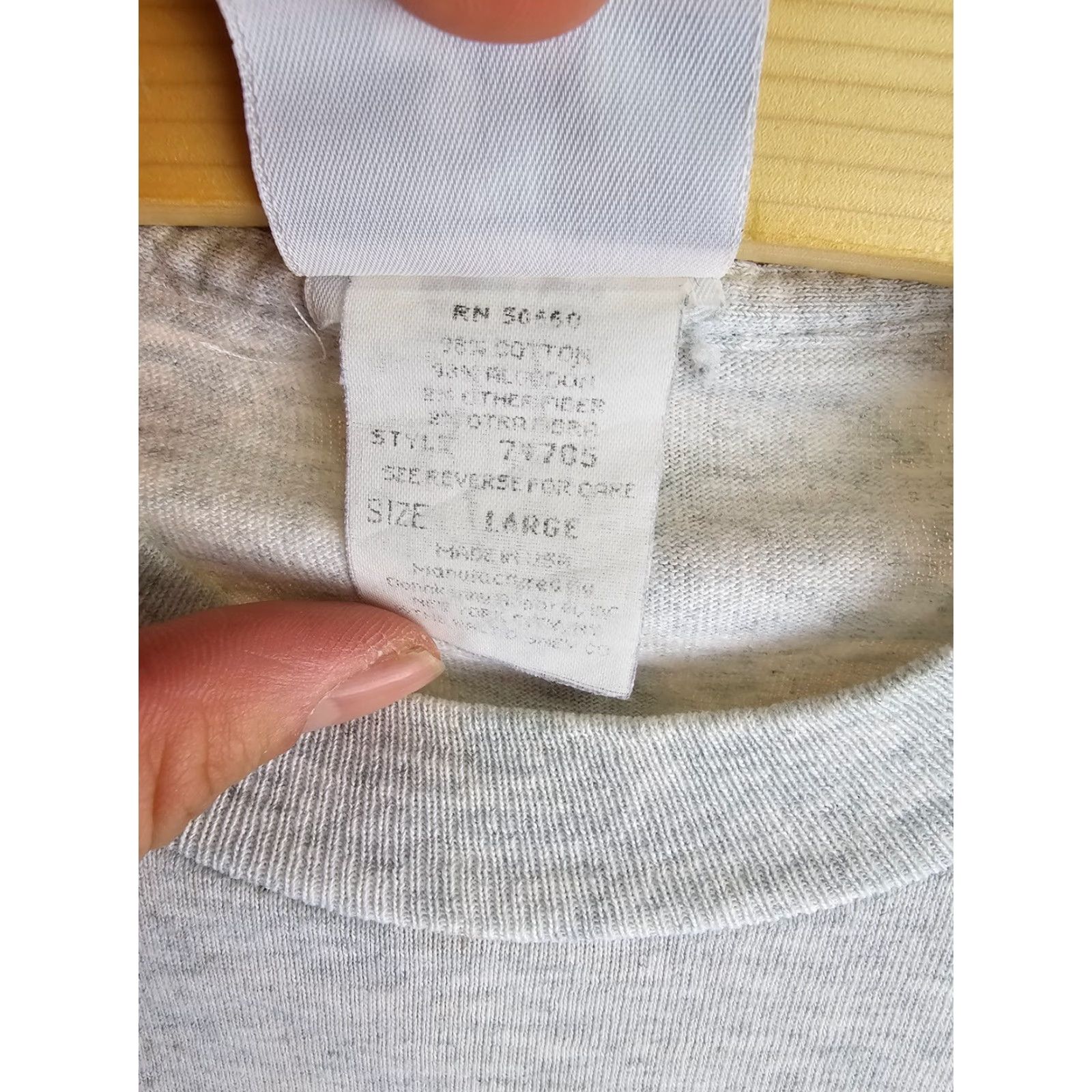Disney VINTAGE Mickey Mouse DISNEY SINGLE STITCH GRAY COTTON T-SHIRT SZ LARGE Shirt Men Size L Gray Cotton Mickey Mouse Disney Crew Neck Short Sleeve 90s Size US L / EU 52-54 / 3 - 7 Thumbnail