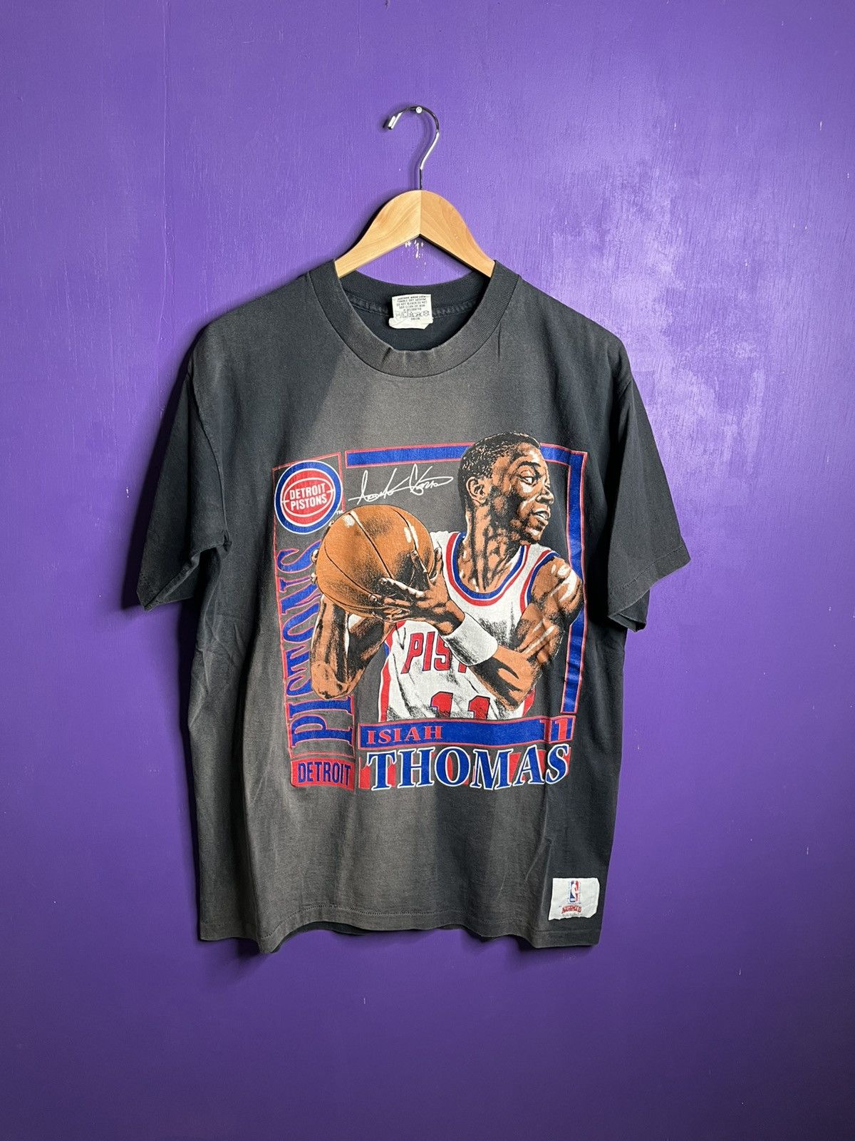NBA Vintage 90s Nutmeg Pistons Isiah Thomas faded t-shirt Size US L / EU 52-54 / 3 - 1 Thumbnail