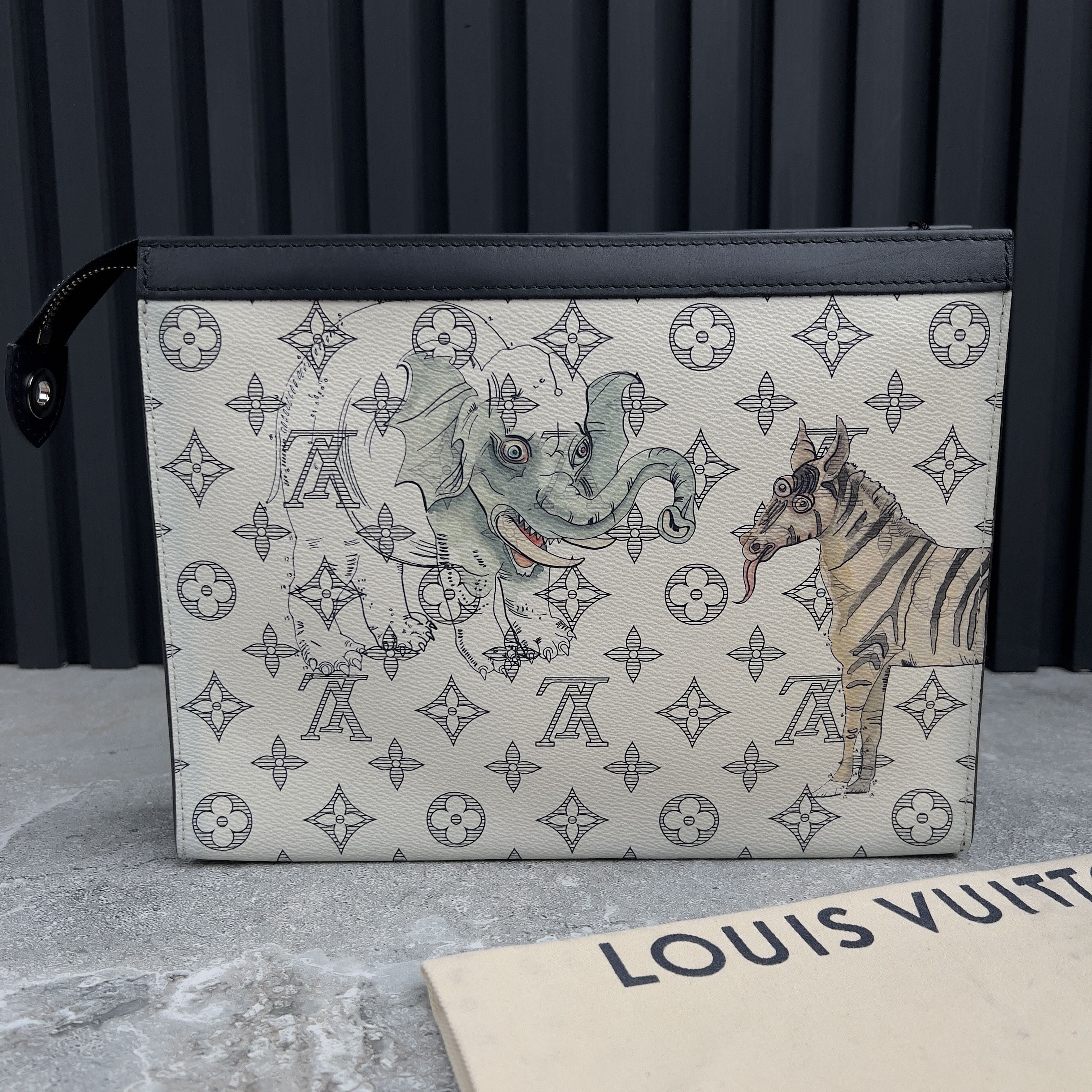 Louis Vuitton Louis Vuitton Chapman Savane Pochette Monogram Canvas Clutch Size ONE SIZE - 3 Thumbnail