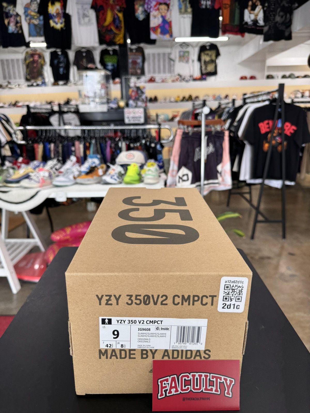 Yeezy Yeezy 350 V2 CMPCT Slate Panda Size 9 (2023) Size US 9 / EU 42 - 10 Thumbnail