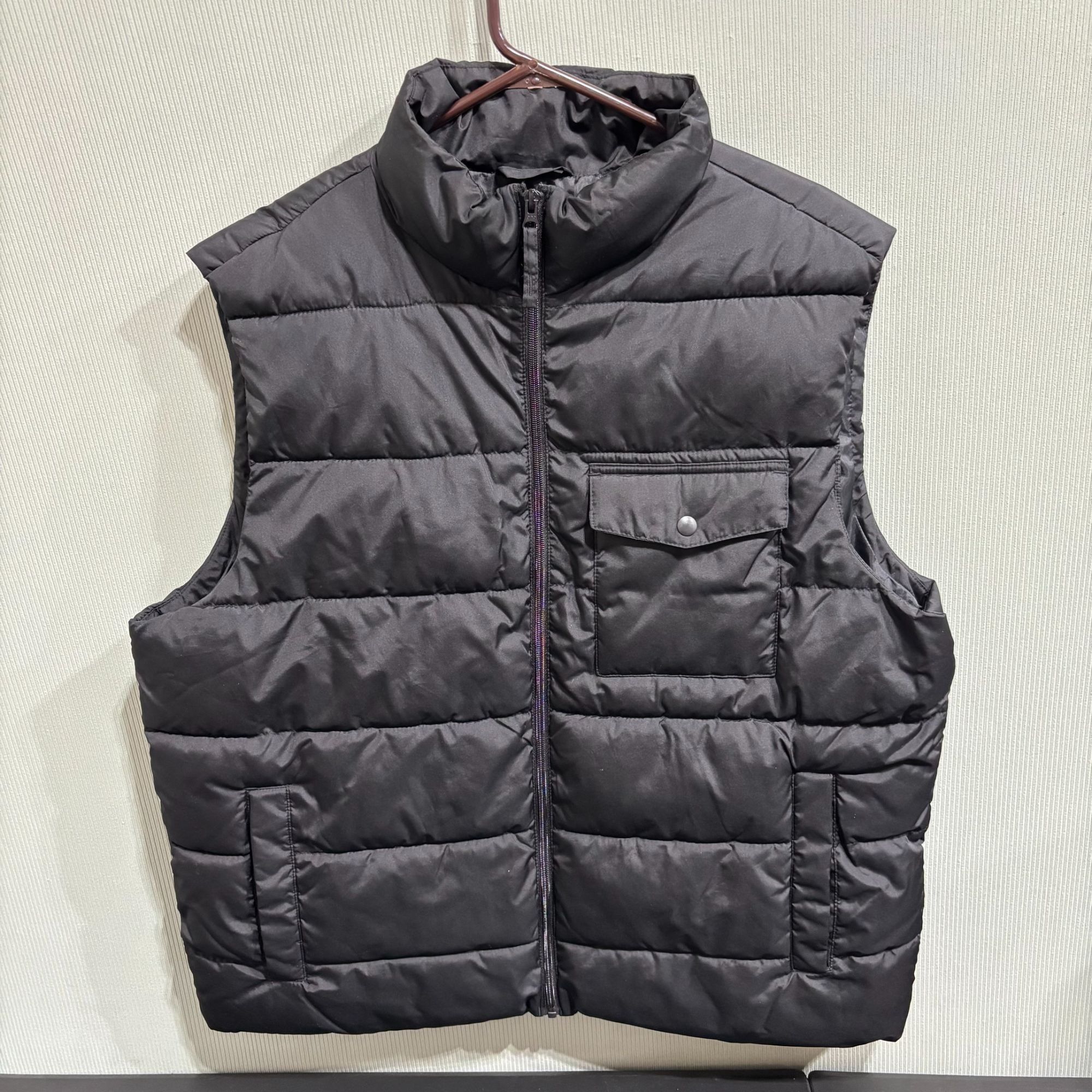 Old Navy Old Navy Men's XL Black Puffer Vest Made with Recycled Mater Size US XL / EU 56 / 4 - 1 Thumbnail