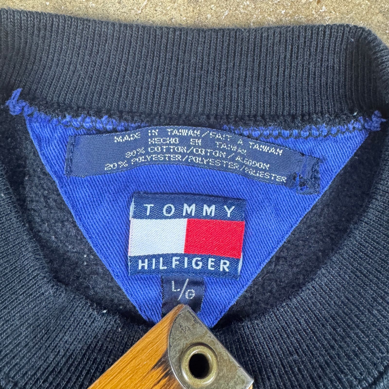 Tommy Hilfiger Vtg Tommy Hilfiger Spell Out Sweatshirt Black 90s Crewneck L Size L / US 10 / IT 46 - 4 Thumbnail