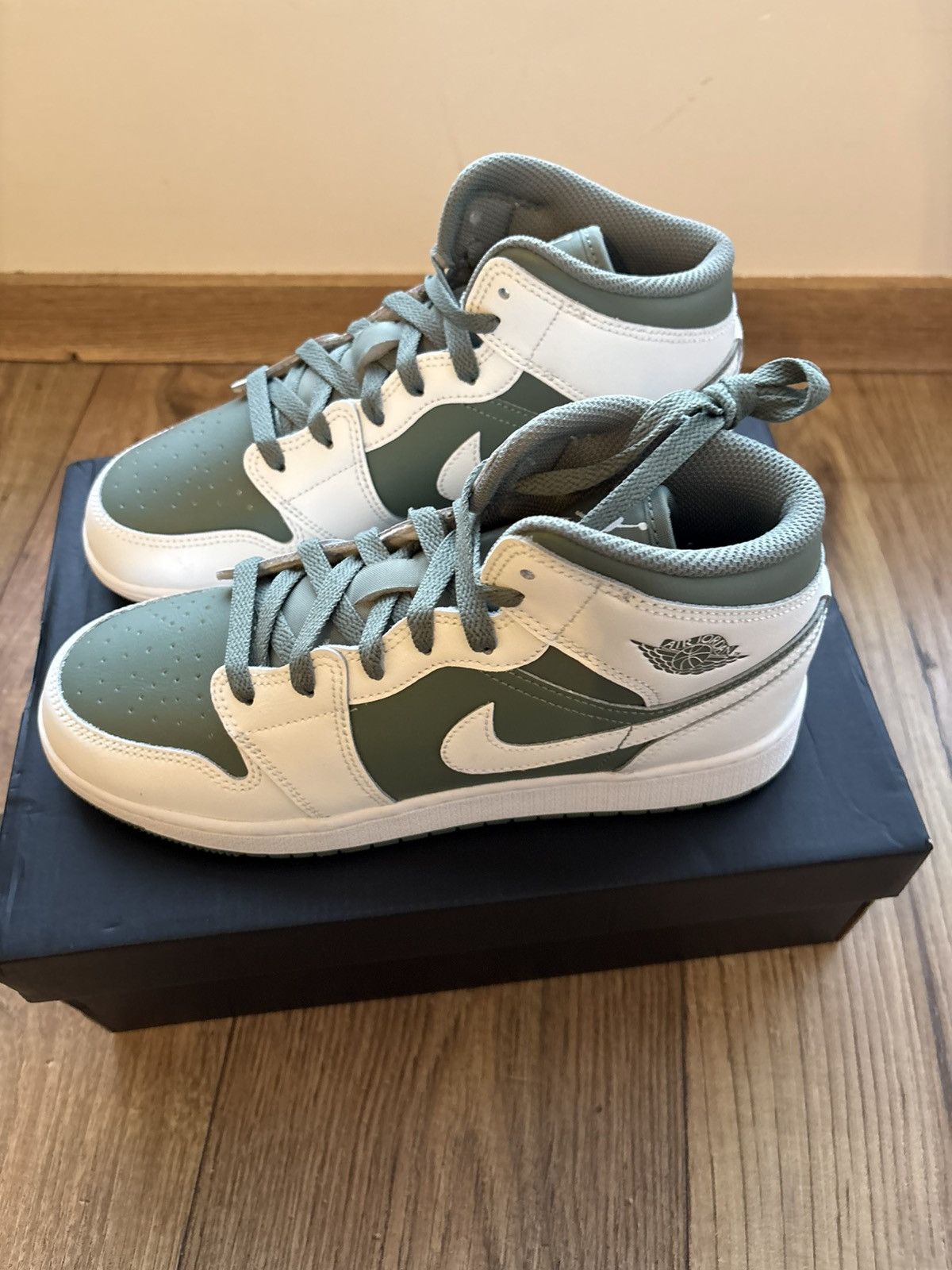 Nike Jordan 1 Mid GS White / (Model DQ8423-107) Size US 7 / IT 37 - 3 Thumbnail