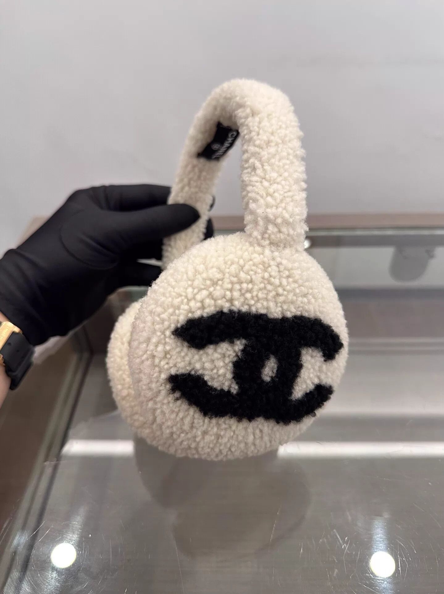 Chanel Chanel White Shearling Earmuffs w/ Black CC Logo 22cm Size ONE SIZE - 6 Thumbnail
