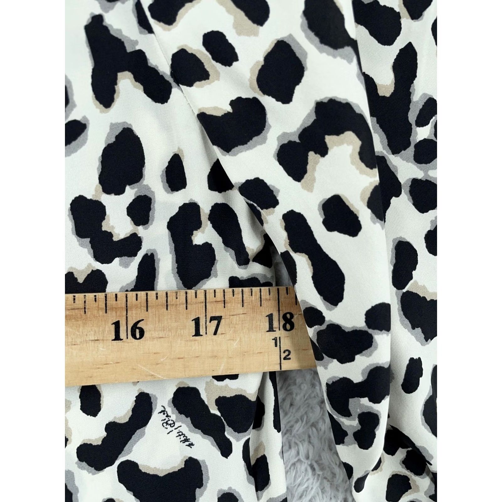 White House Black Market White House Black Market Blouse Top Womens S White Leopard Print Silk Tie Neck Size S / US 4 / IT 40 - 4 Thumbnail