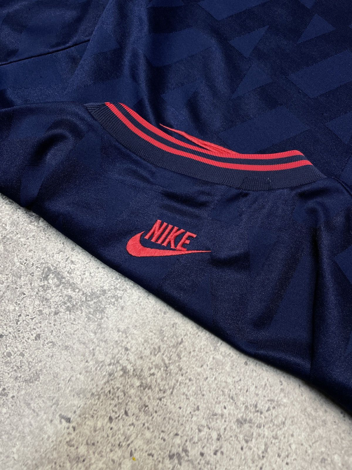 Vintage Vintage Nike Big Swoosh Tee Centre Logo 00s T-shirt Size US L / EU 52-54 / 3 - 5 Thumbnail