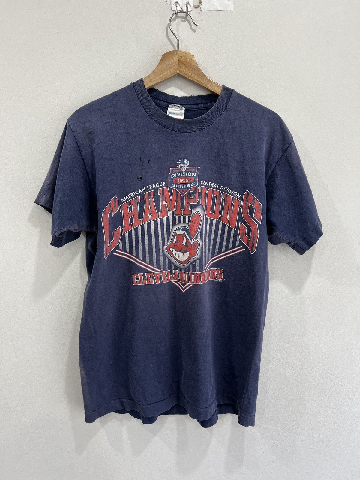 Vintage Vintage 90s Cleveland Indians Thrashed sun faded tee shirt Size US L / EU 52-54 / 3 - 1 Thumbnail