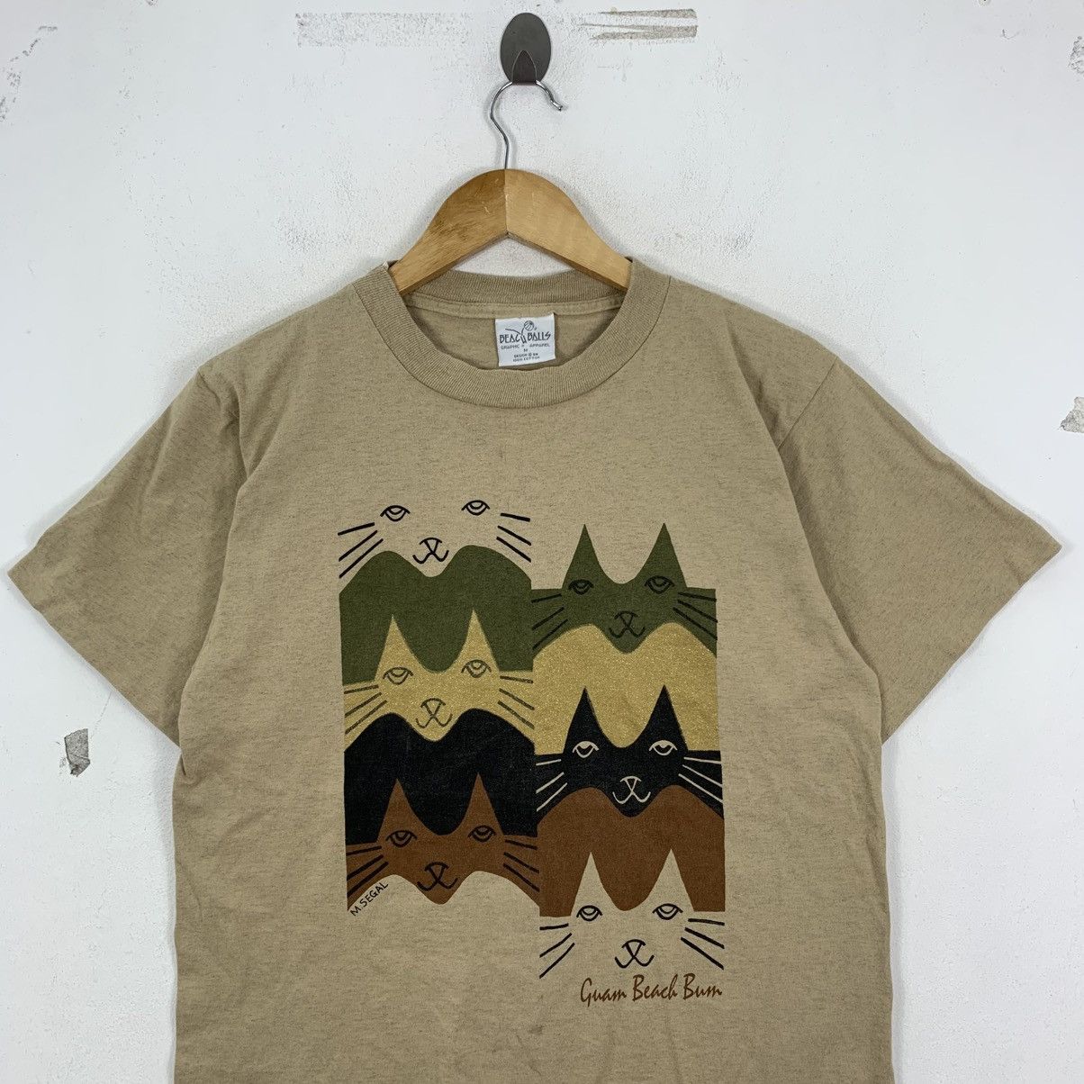 Vintage Vintage 90s BEACH BALLS Art USA Guam Beach Bum Tshirt Size US M / EU 48-50 / 2 - 3 Thumbnail