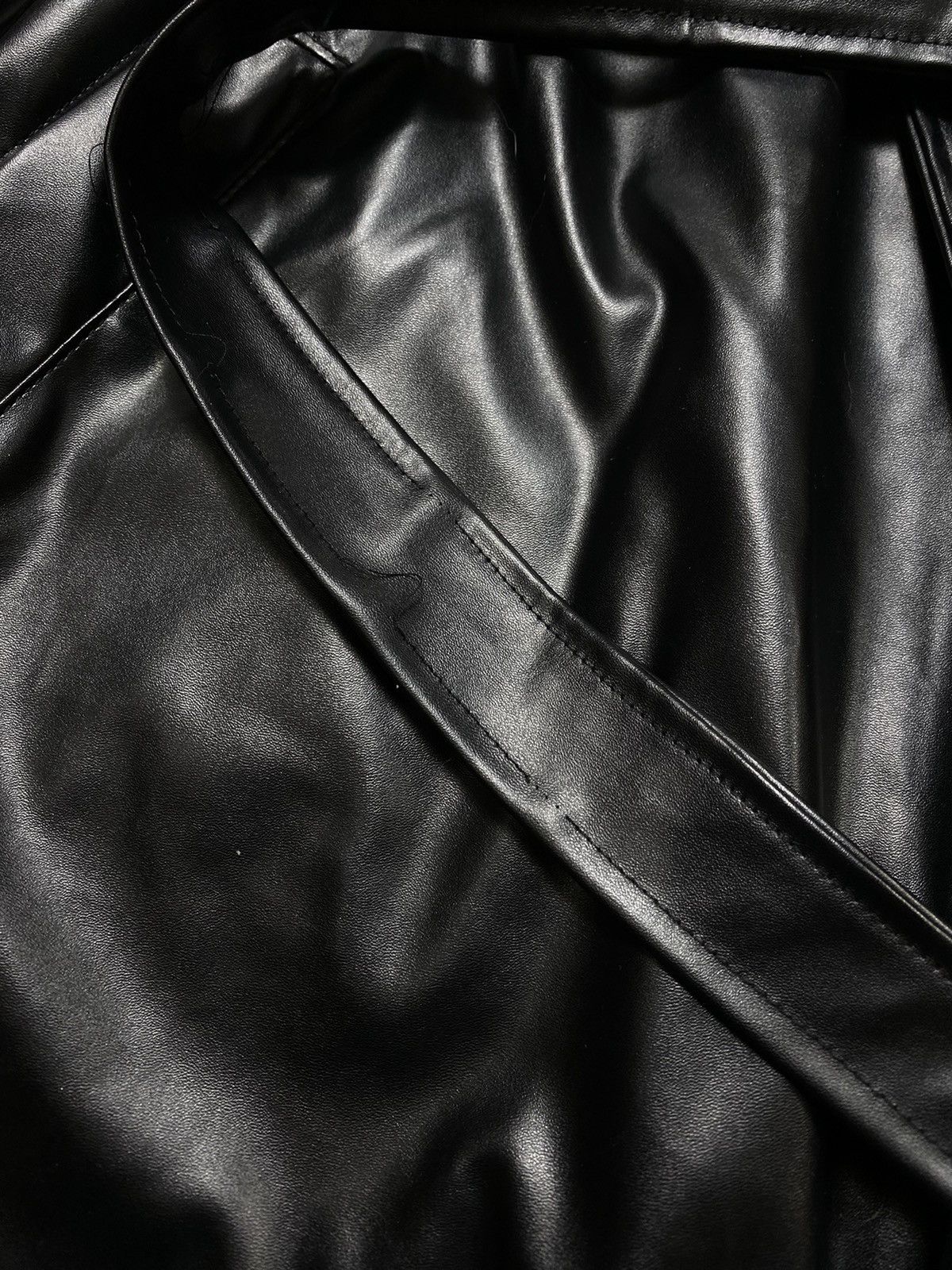 Vintage Black Glossy Trench Coat – Perfect Fall Statement Piece Size US S / EU 44-46 / 1 - 6 Thumbnail