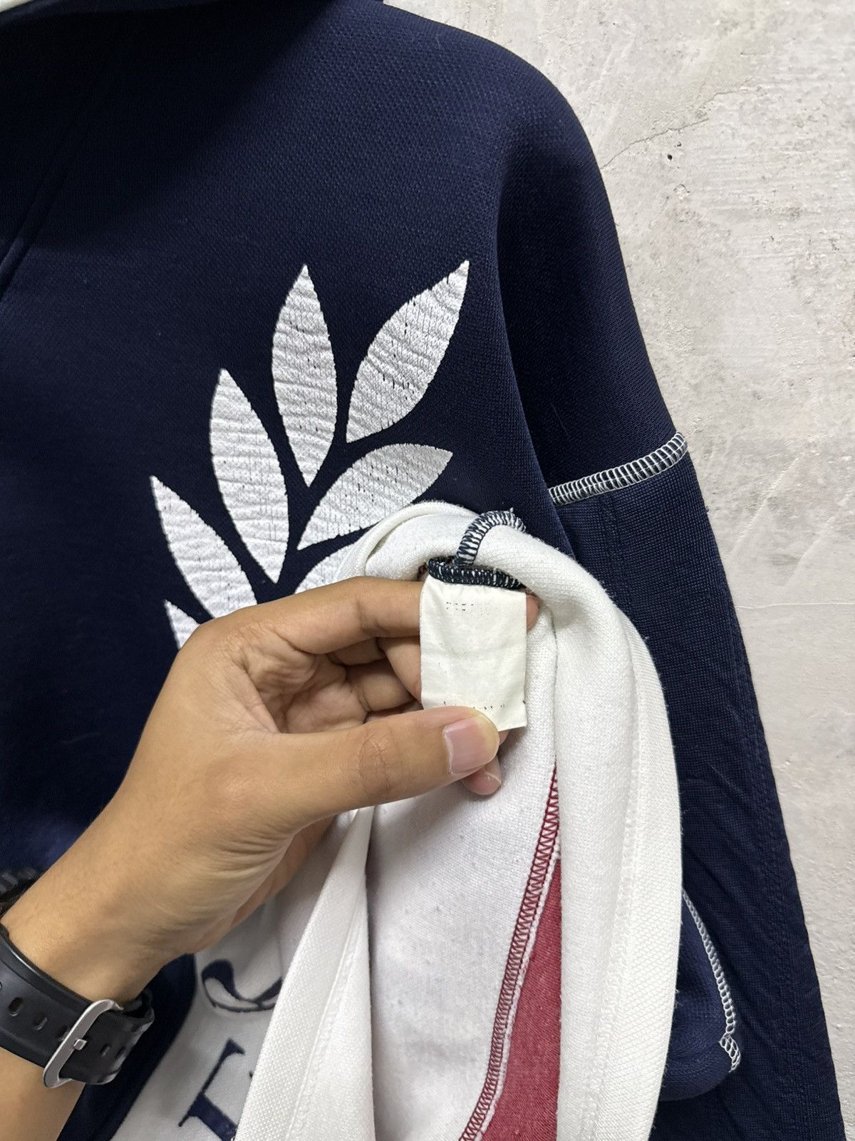 Fred Perry Vintage 90s Fred Perry Big Logo Distressed Hoodie Size US L / EU 52-54 / 3 - 8 Thumbnail