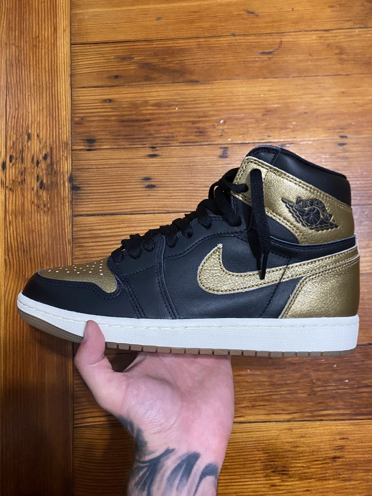 Jordan Brand Air Jordan One High OG Black/Gold Size US 9 / EU 42 - 1 Thumbnail