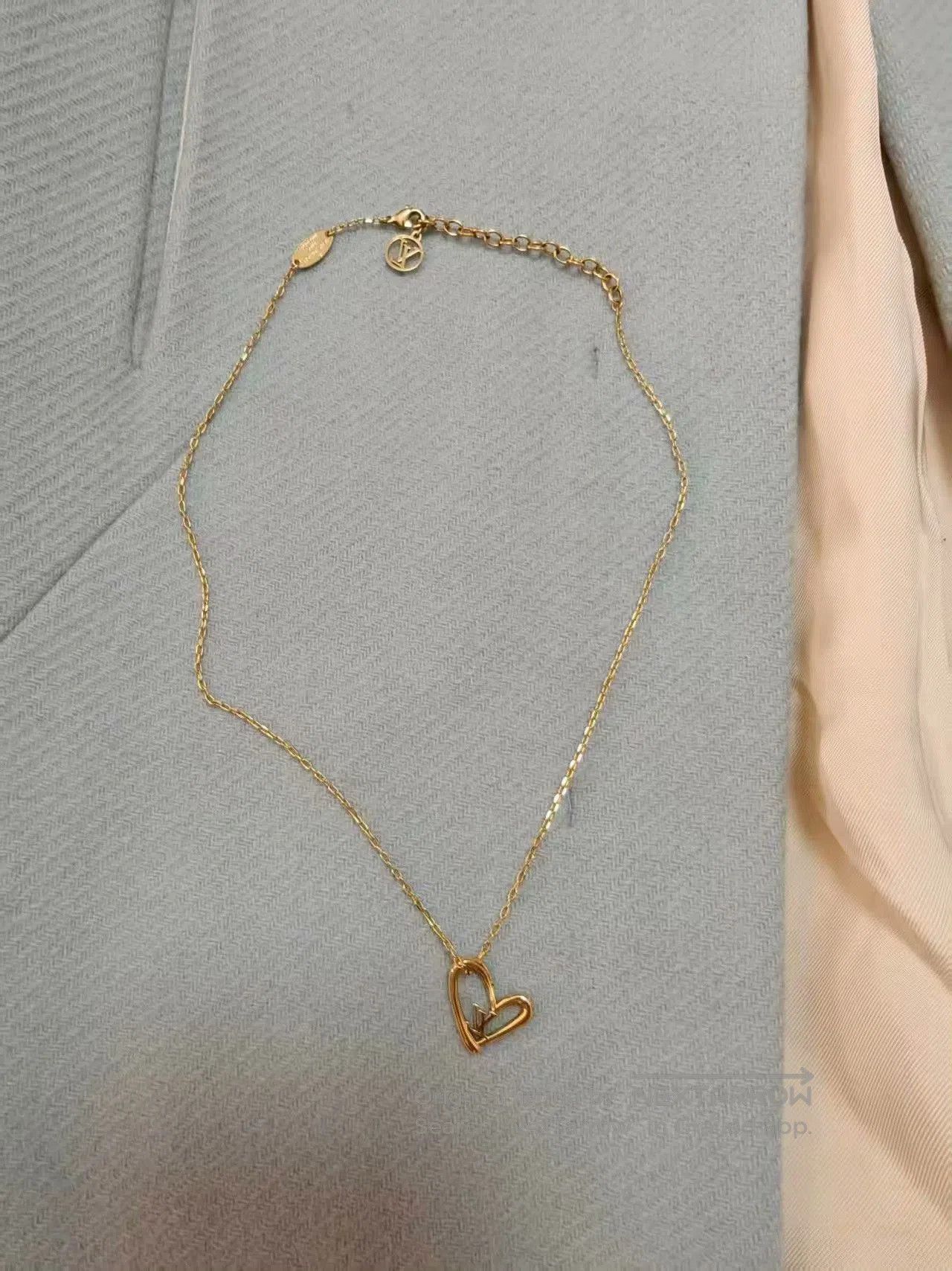 Louis Vuitton LV Heart Pendant Necklace. Size ONE SIZE - 2 Thumbnail