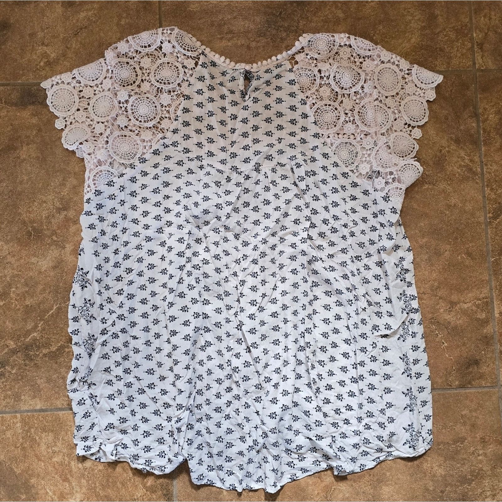 Other White Multicolored Lace Sleeved Blouse Size ONE SIZE - 2 Thumbnail