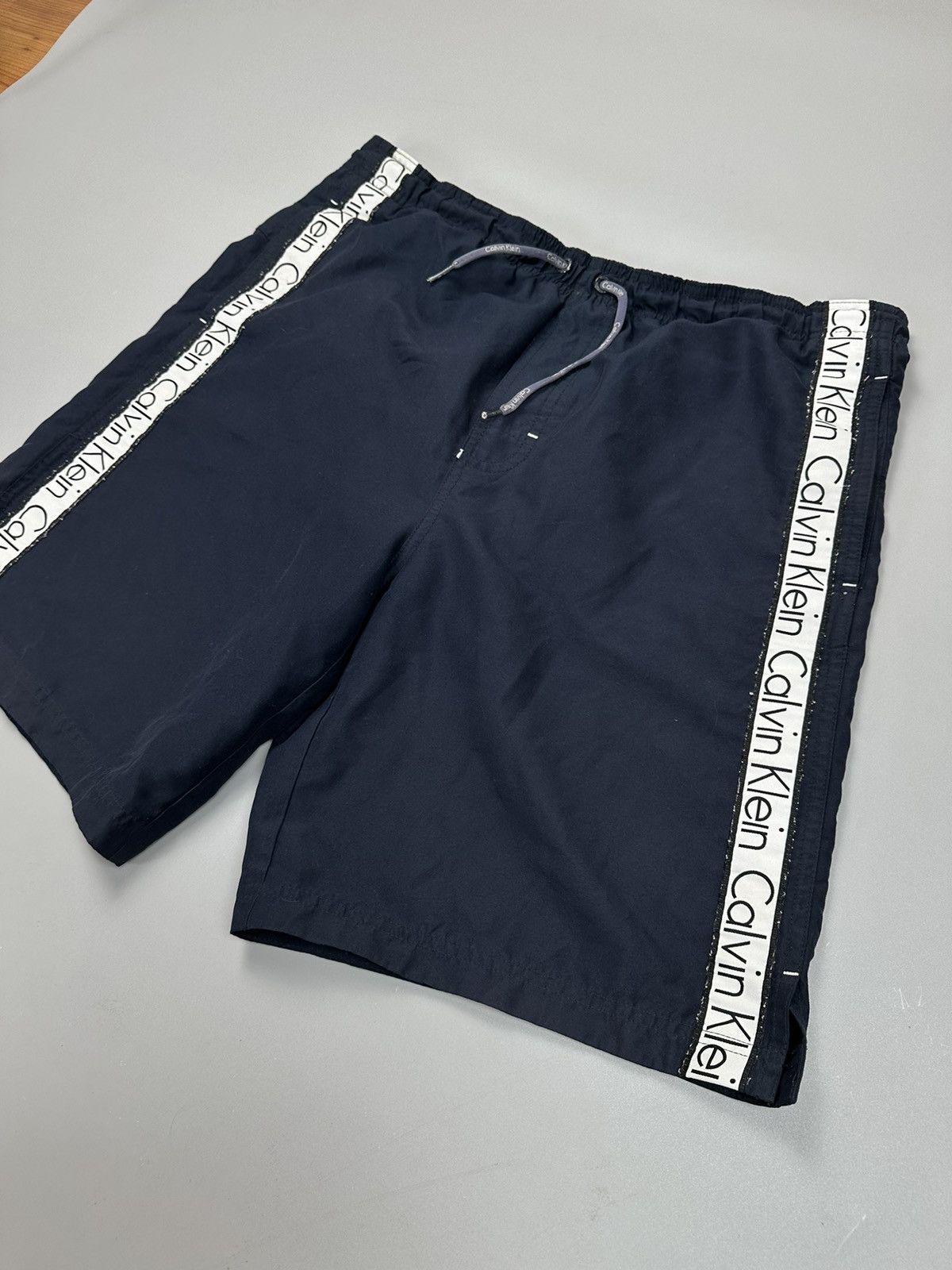 Calvin Klein Calvin Klein Blue Stripe Logo Swim Shorts Size US 32 / EU 48 - 2 Thumbnail