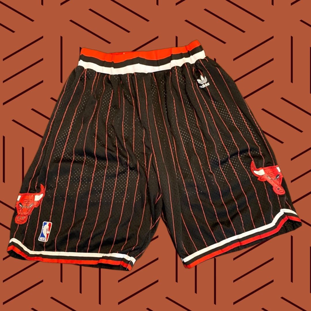 Adidas VINTAGE CHICAGO BULLS Shorts Mens Small x 10" Black Red adidas Athletic Drawstring Lined Polyester 24 Waist 10 in Inseam Sports Basketball Mens Size US 29 - 1 Thumbnail