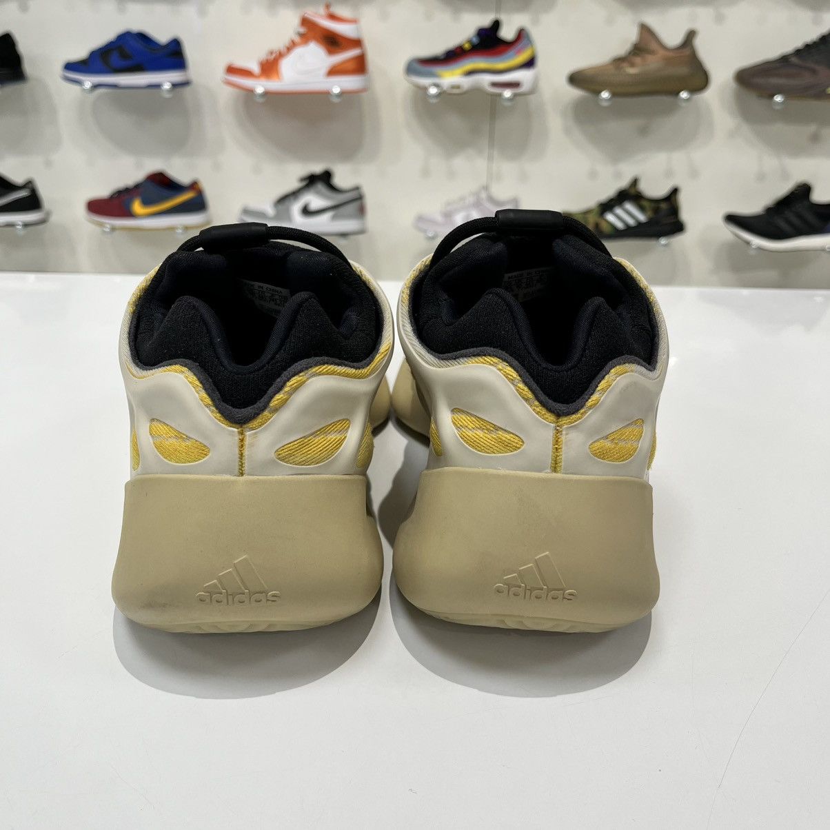 Adidas Adidas Yeezy 700 V3 Safflower Size US 10.5 / EU 43-44 - 5 Thumbnail