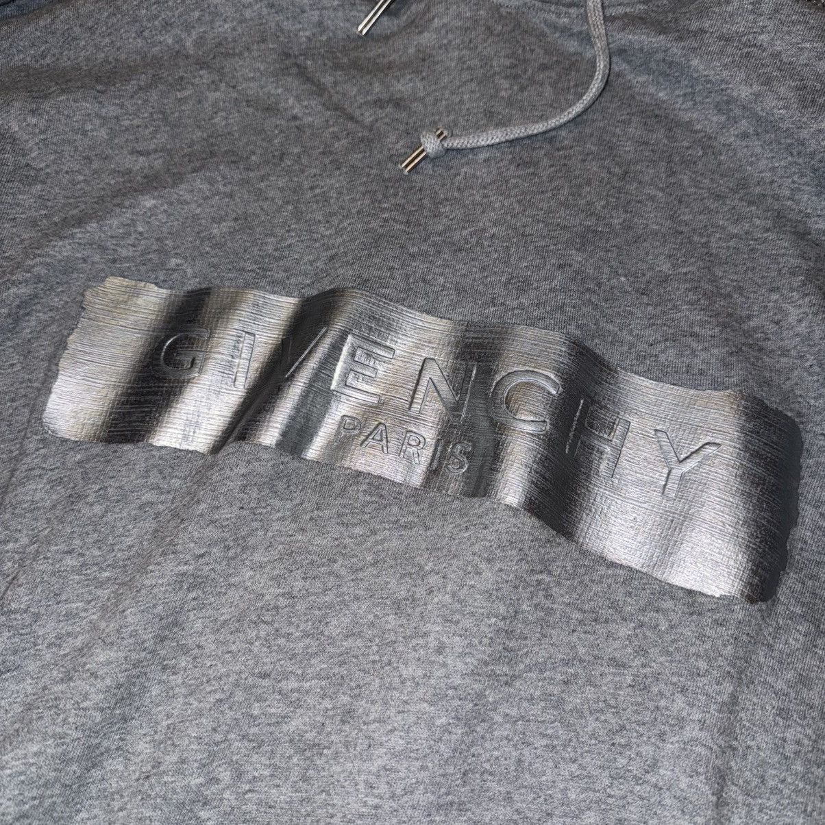 Givenchy Givenchy Paris size M hooded sweatshirt silver embossed Size US M / EU 48-50 / 2 - 2 Thumbnail
