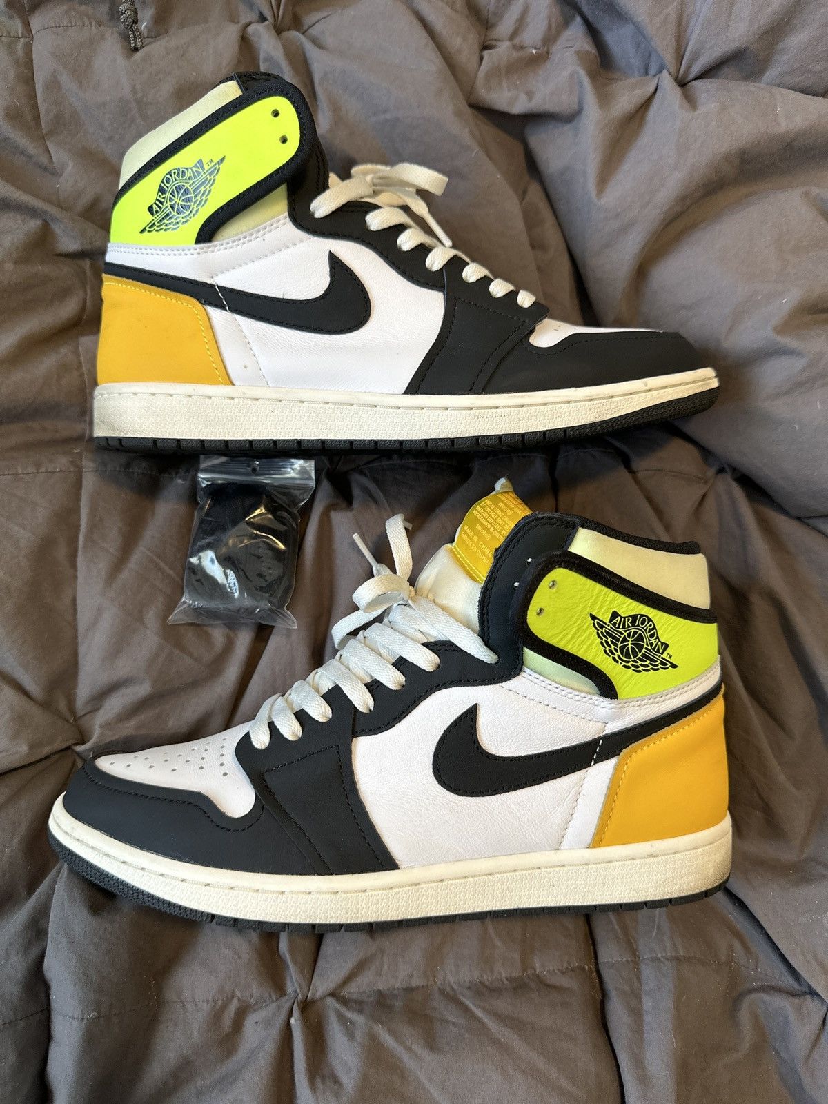 Jordan retro high OG Volt Gold