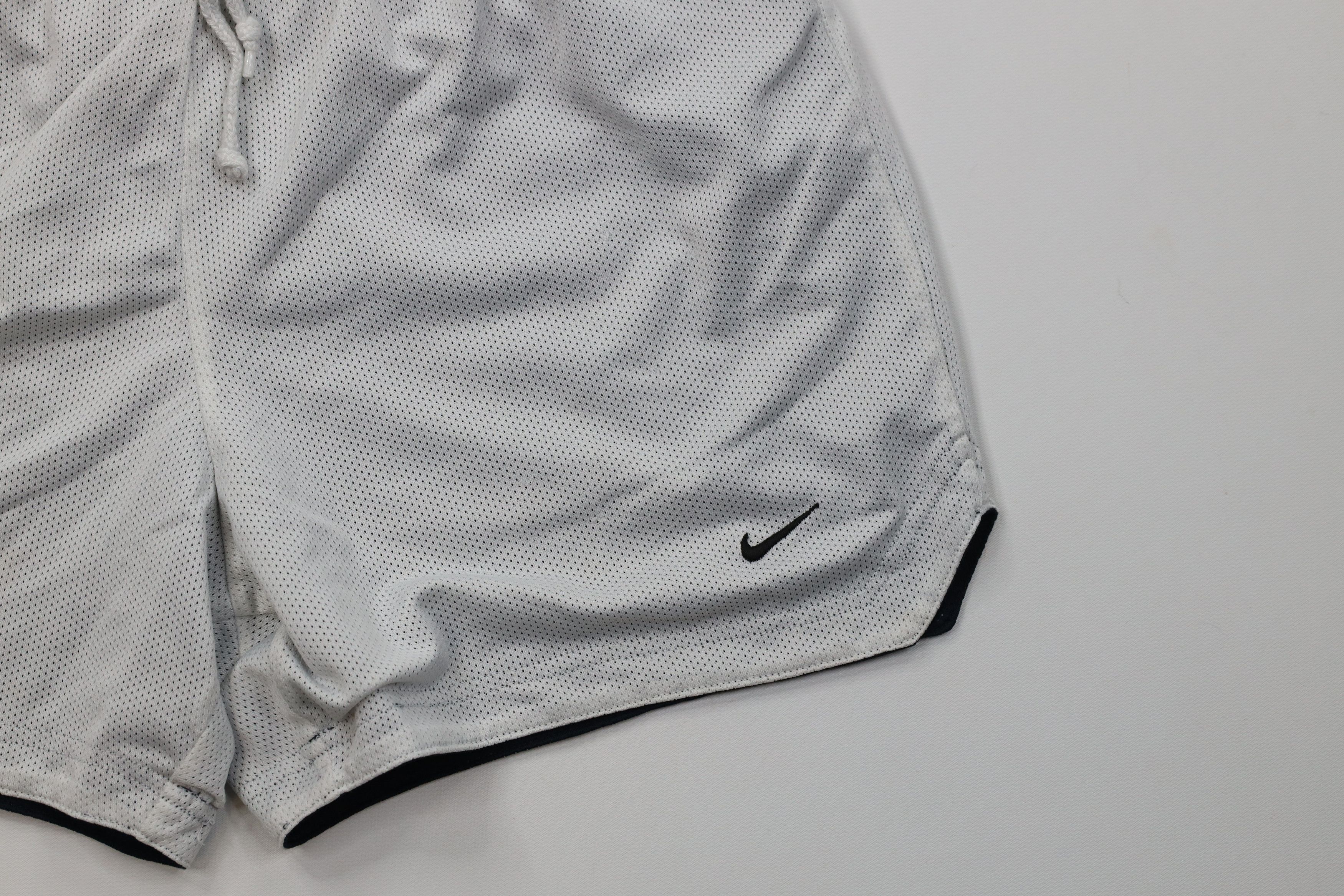 Nike Vintage Nike Reversible Mini Swoosh Running Soccer Shorts Size 28" / US 6 / IT 42 - 2 Thumbnail