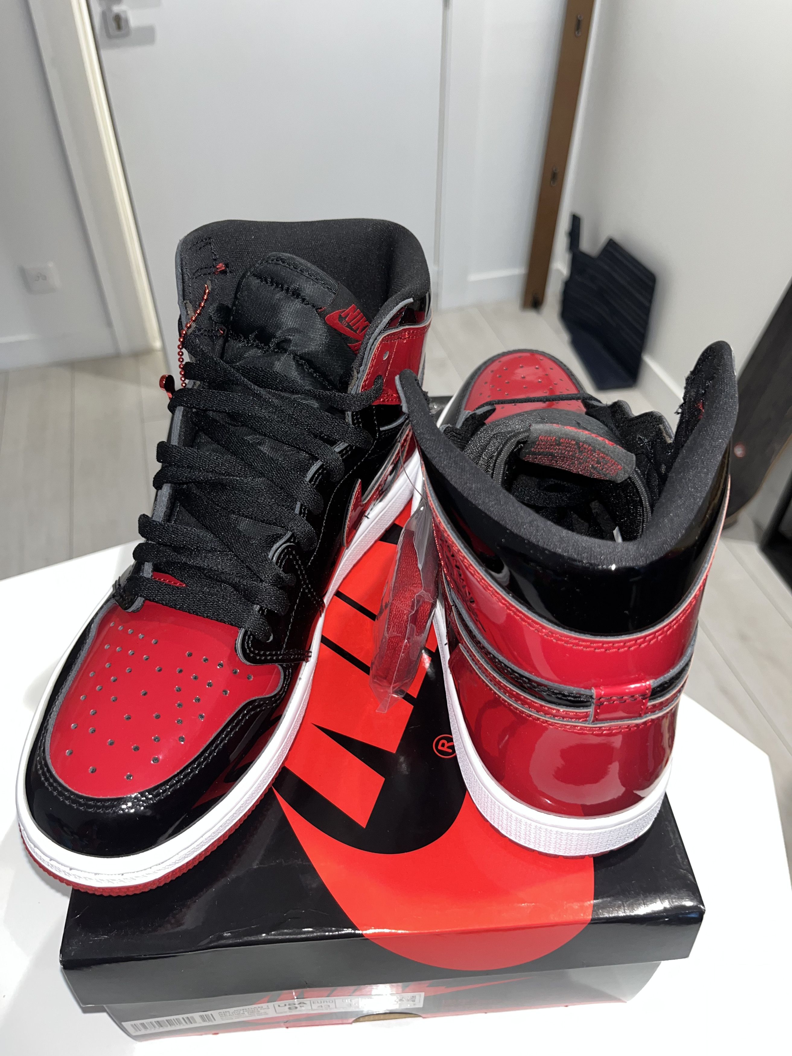 Nike Nike Air Jordan 1 Retro High OG Size US 9.5 / EU 42-43 - 2 Thumbnail