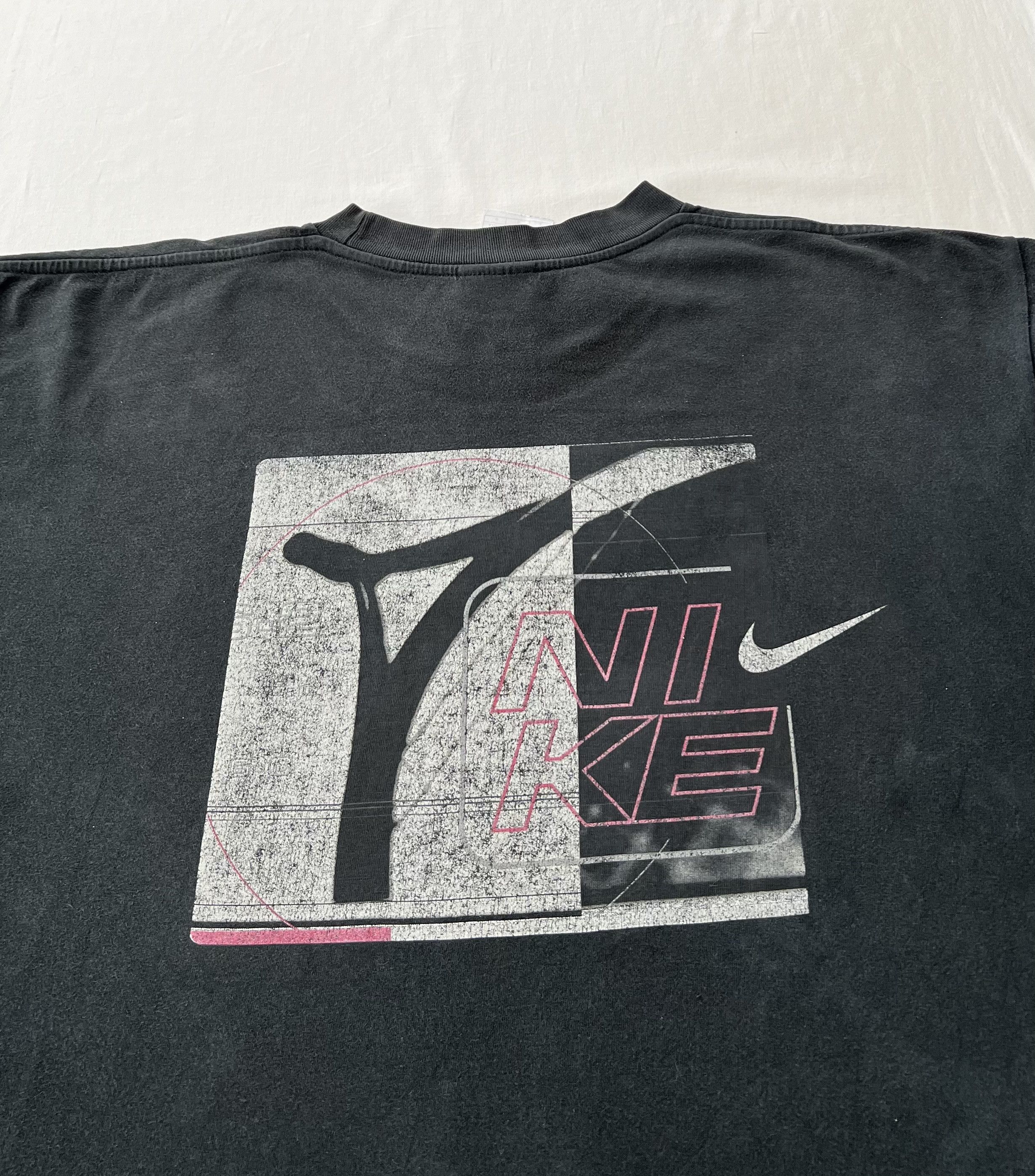 Nike Vintage 90s Nike Faded Black T-shirt Size US L / EU 52-54 / 3 - 12 Thumbnail