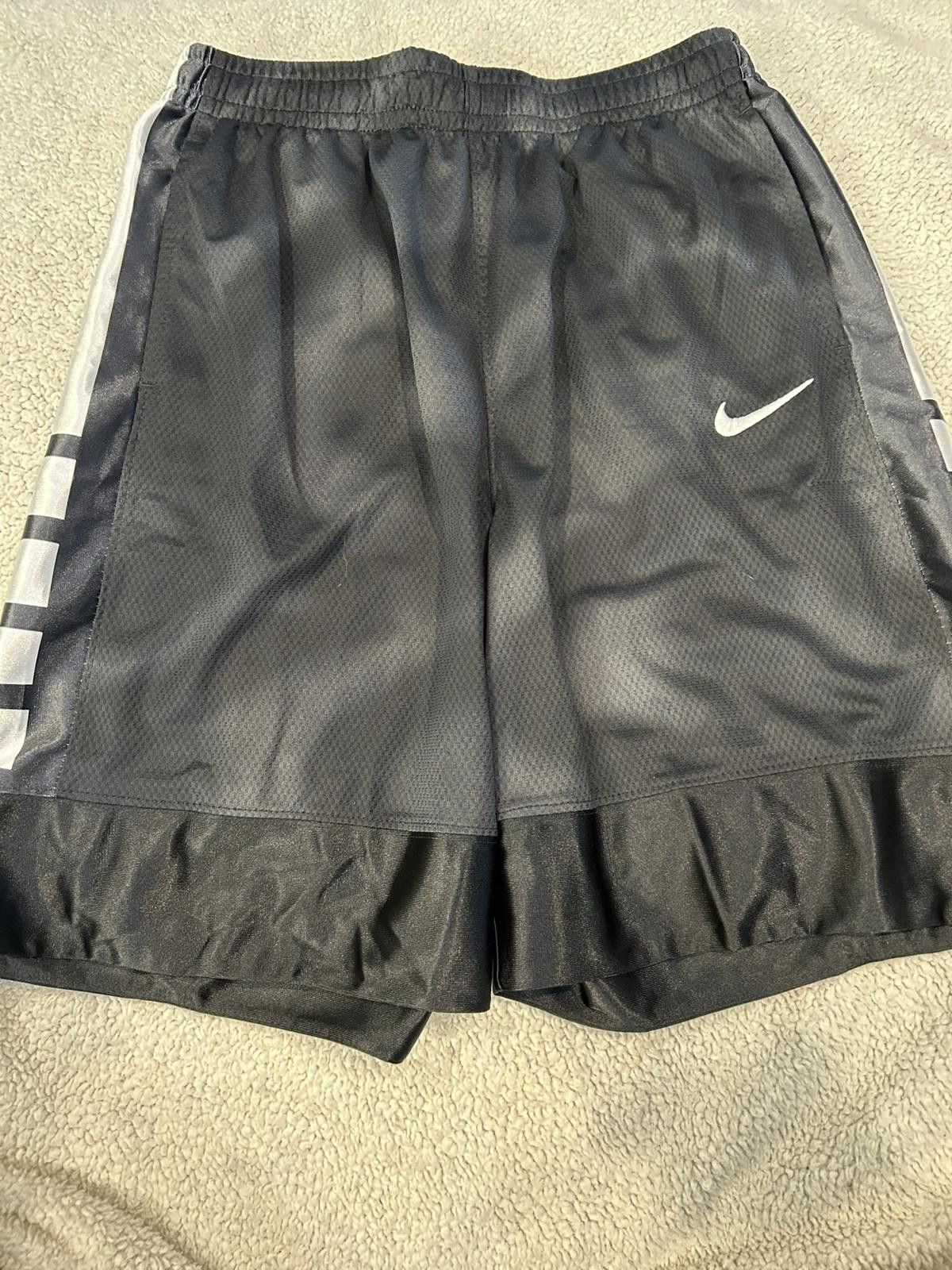 Nike Nike Kids Loose Fit Basketball Shorts XL Black Size US 26 / EU 42 - 1 Thumbnail