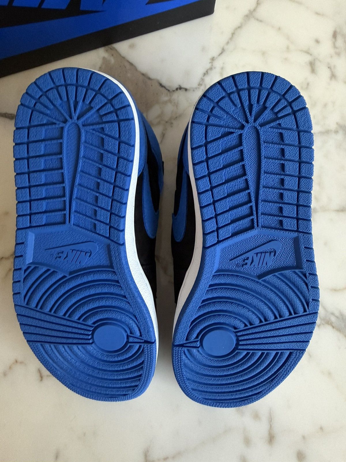 Jordan Brand Air Jordan 1 Retro High OG Royal Suede Size US 8 / EU 41 - 7 Thumbnail