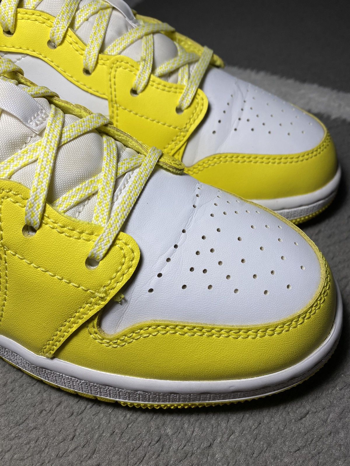 Jordan Brand × Nike Nike Air Jordan 1 Mid Dynamic Yellow Floral (GS) sneakers Size US 6.5 / IT 36.5 - 11 Thumbnail