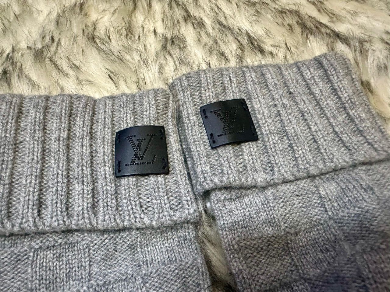 Louis Vuitton Authentic Louis Vuitton Neo Petite Damier Cashmere Glove Size ONE SIZE - 4 Thumbnail