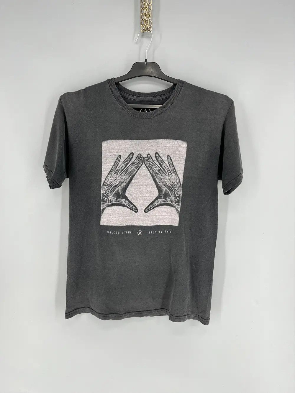 Volcom Vintage Y2K Volcom Stone Skateboard Pin Logo Design Tshirt Size US S / EU 44-46 / 1 - 1 Thumbnail