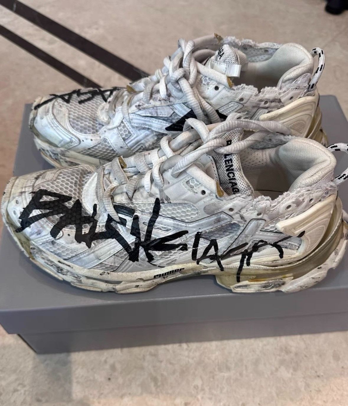 Balenciaga Balenciaga runner white graffiti old style Size US 8 / EU 41 - 1 Thumbnail
