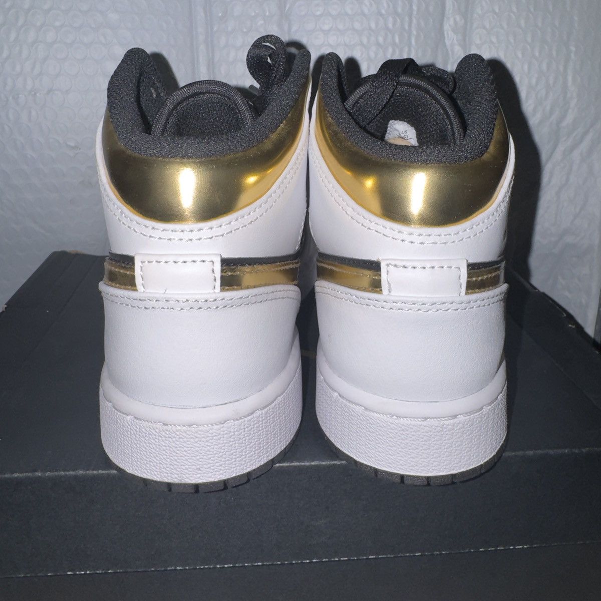 Jordan Brand Nike Air Jordan 1 Mid Black White Gold GS Size 5.5Y Size US 5.5 / EU 38 - 4 Thumbnail