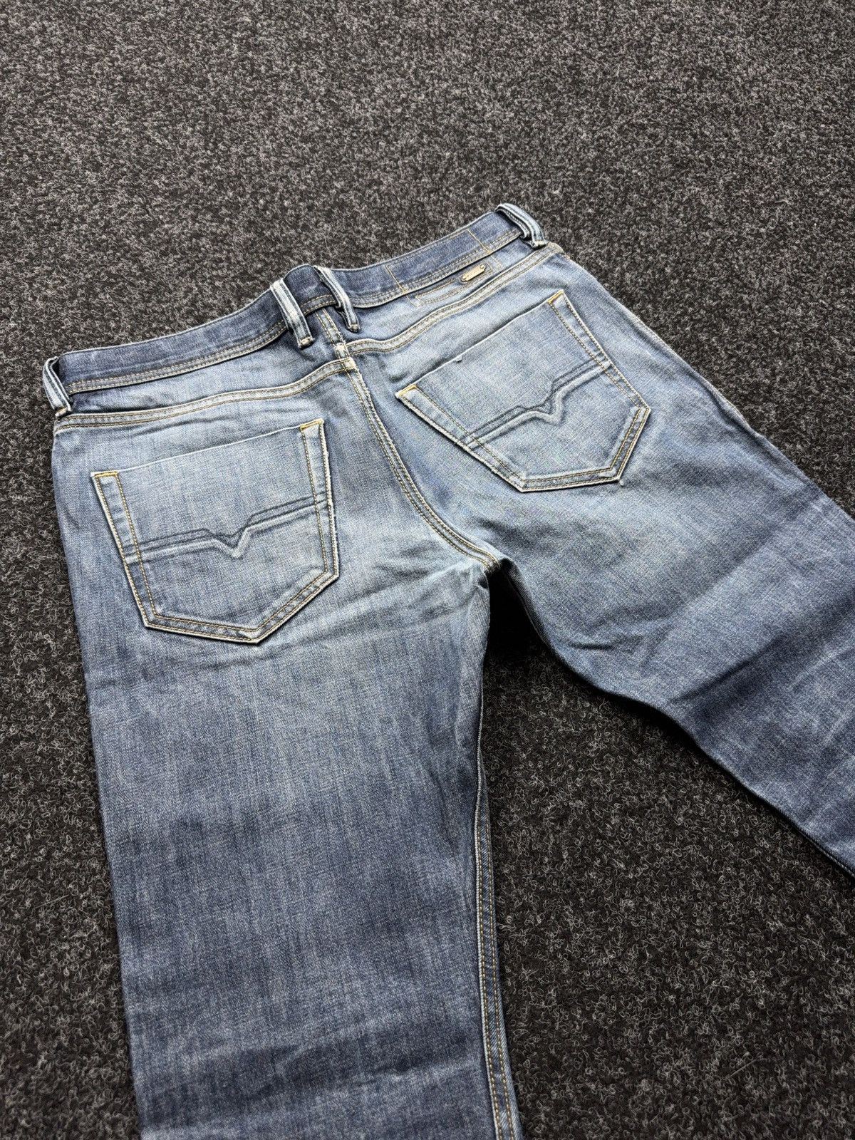 Diesel 00s Diesel Distressed Tepphar Slim Carrot Light Wash Jeans Size US 34 / EU 50 - 16 Thumbnail