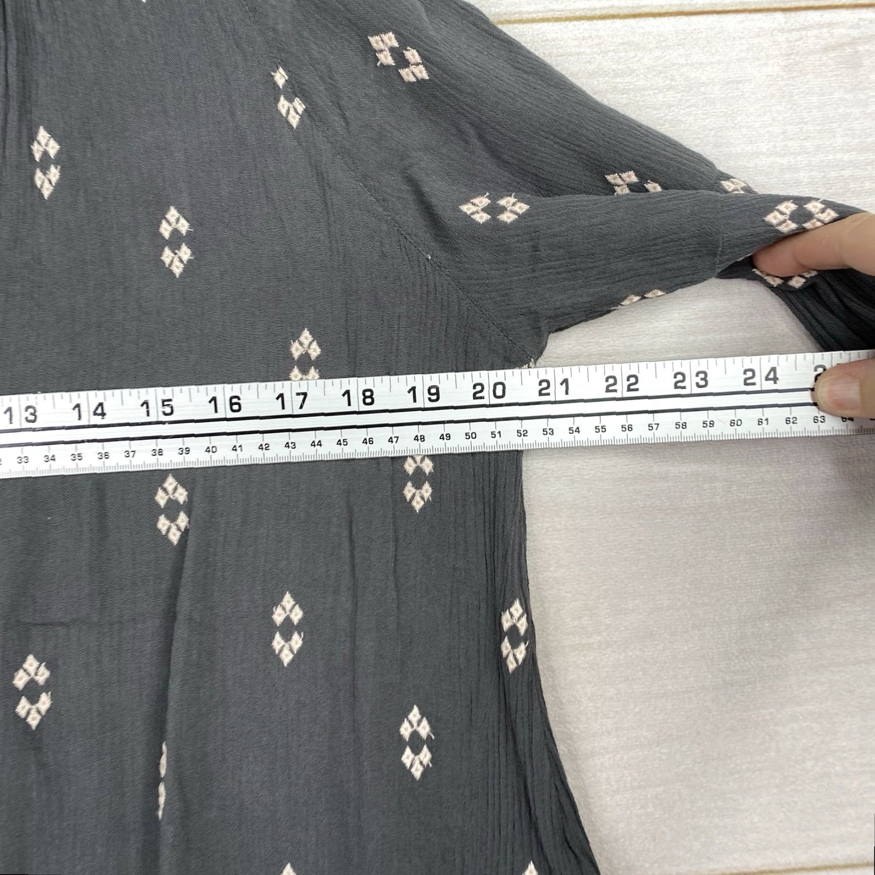 Vintage Gently Fawn Top Womens S Gray Tie Neck Pleated Flowy Rayon V-Neck 3/4 Sleeve Blouse Clothing Size S / US 4 / IT 40 - 6 Thumbnail