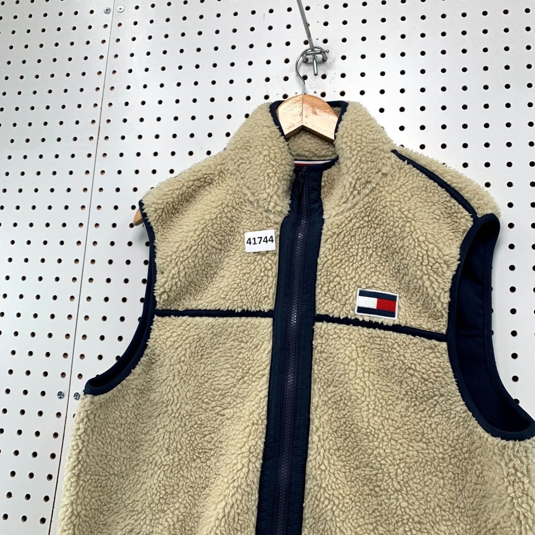Tommy Hilfiger Tommy Hilfiger Jacket Vest Mens Large Beige Sherpa Deep Pile Sleeveless 21.5x27 Size US L / EU 52-54 / 3 - 6 Thumbnail