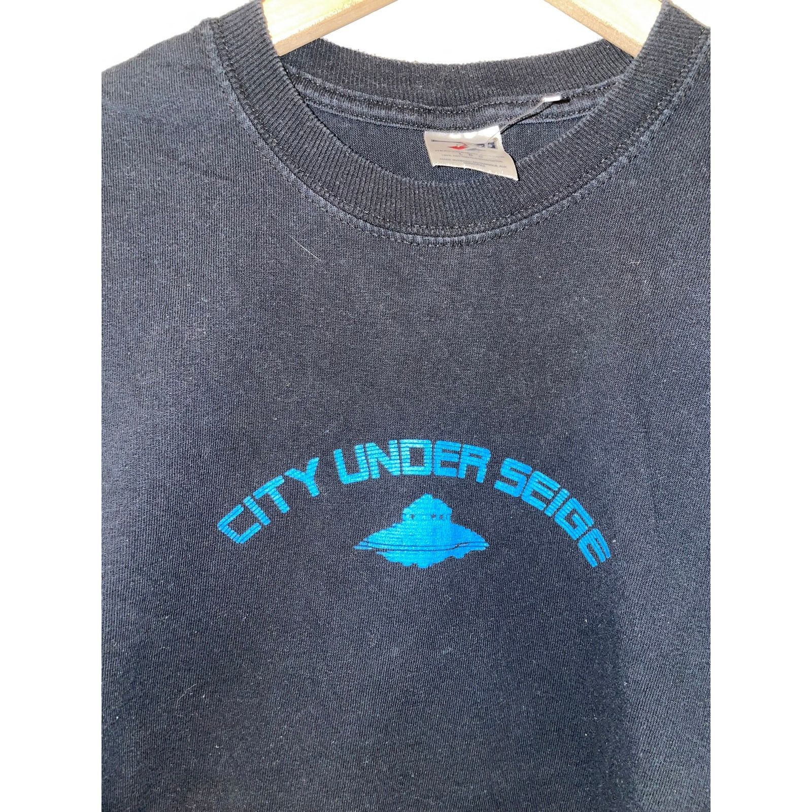 Fruit Of The Loom City Under Siege Shirt Black Blue Spaceship Tee 2000s Medium Size US M / EU 48-50 / 2 - 2 Thumbnail