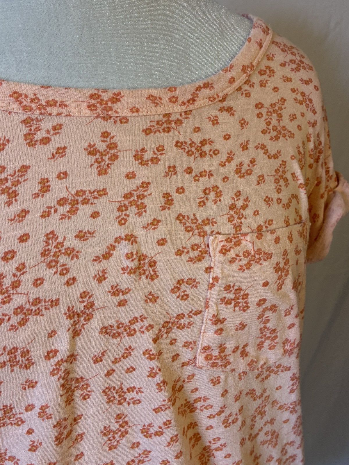 Other a.n.a Cuff Sleeve Scoop Neck Pocket Floral Tee Size S / US 4 / IT 40 - 2 Thumbnail