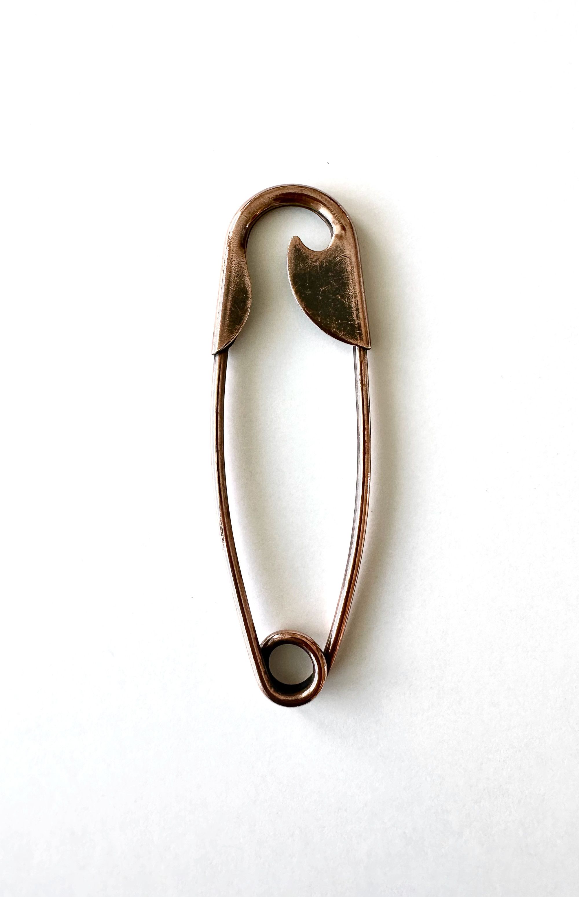 image of Undercover Aw06 Guru Guru Oversized Brass Safety Pin | Os, Men's