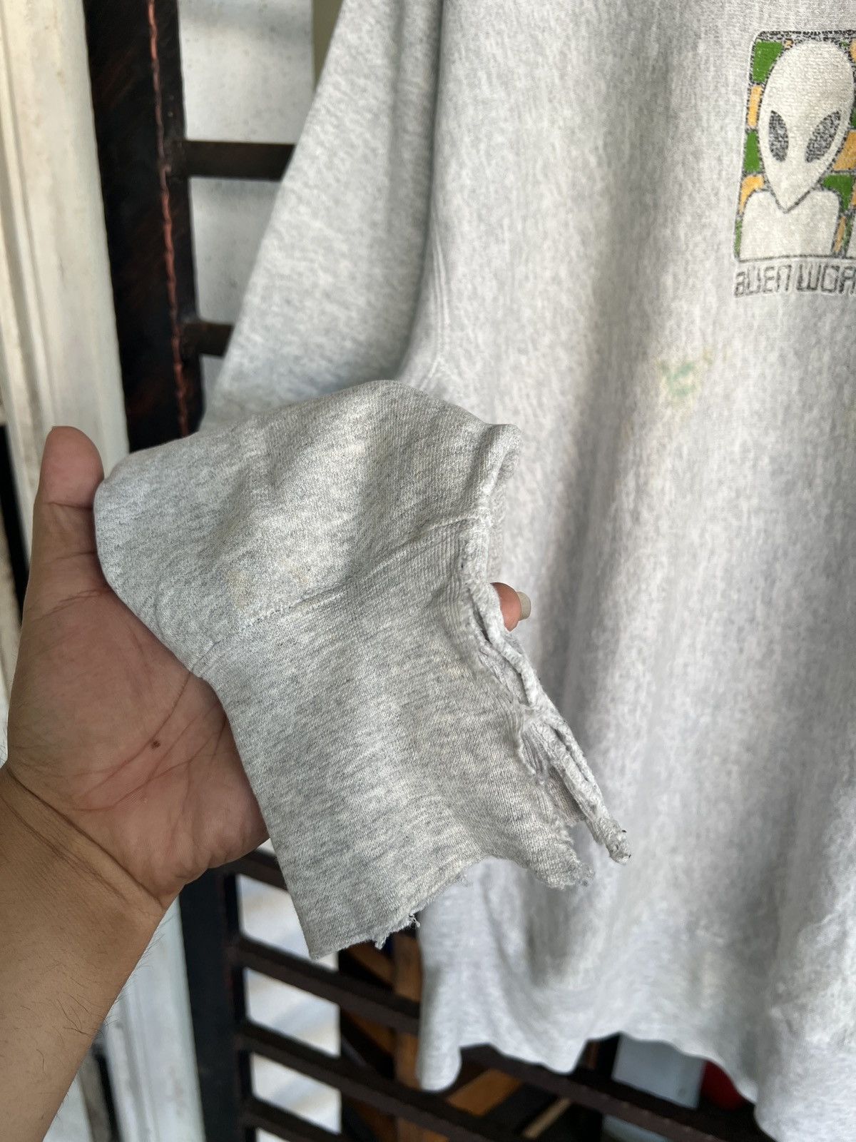 Alien Workshop vintage alien workshop OG logo thrashed crewneck Size US XL / EU 56 / 4 - 5 Thumbnail