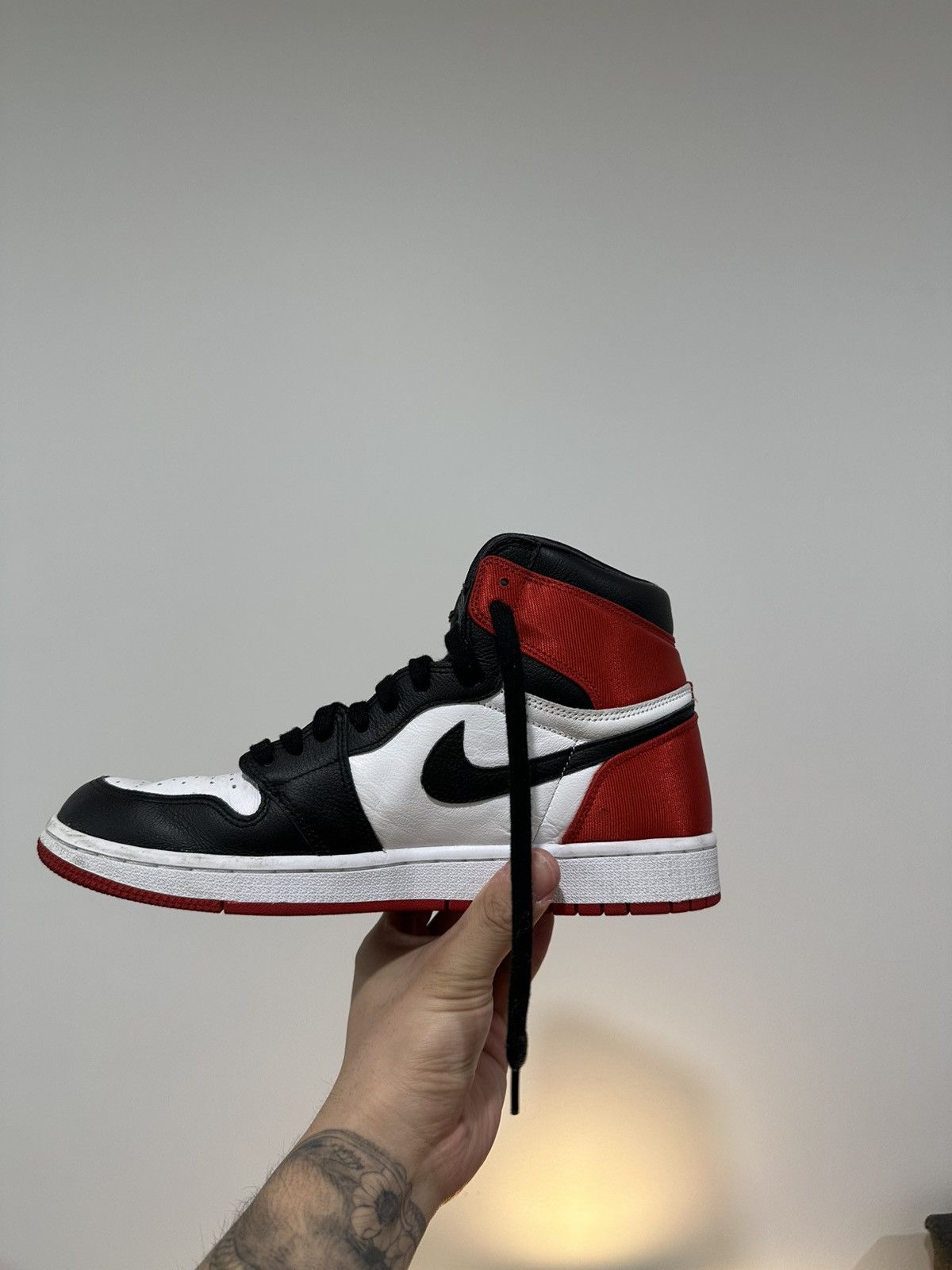 Jordan Brand × Nike Jordan 1 Satin Black Toe 2019 Size US 9.5 / EU 42-43 - 4 Thumbnail