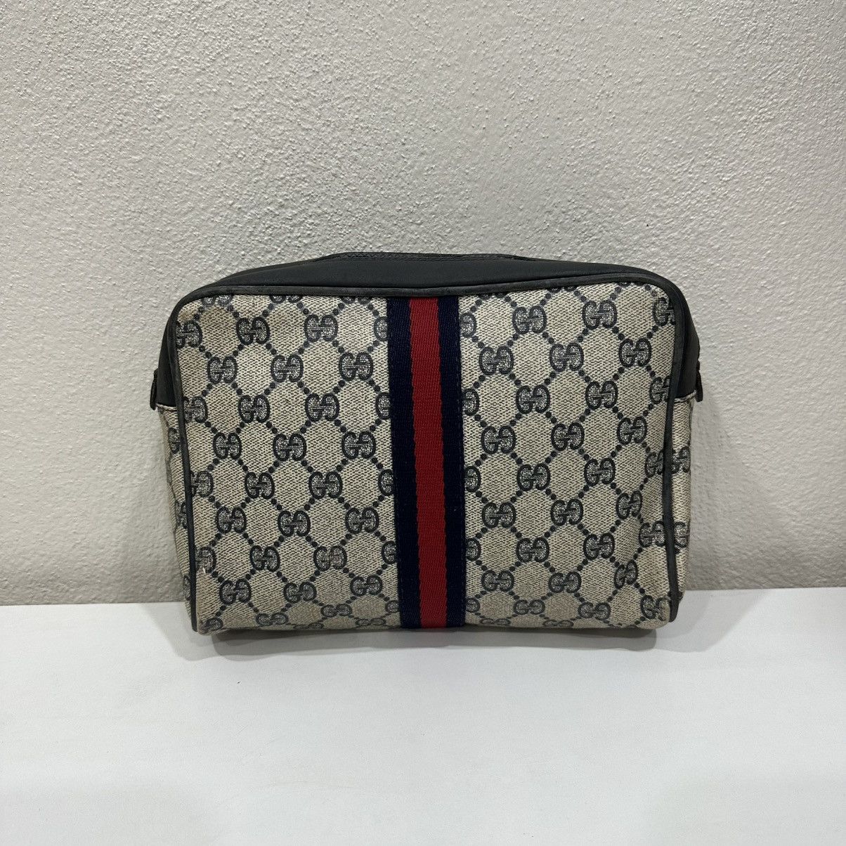 Gucci ‼️YES‼️ VINTAGE GUCCI GG MONOGRAM MAKE UP POUCH CLUTCH BAG Size ONE SIZE - 2 Thumbnail
