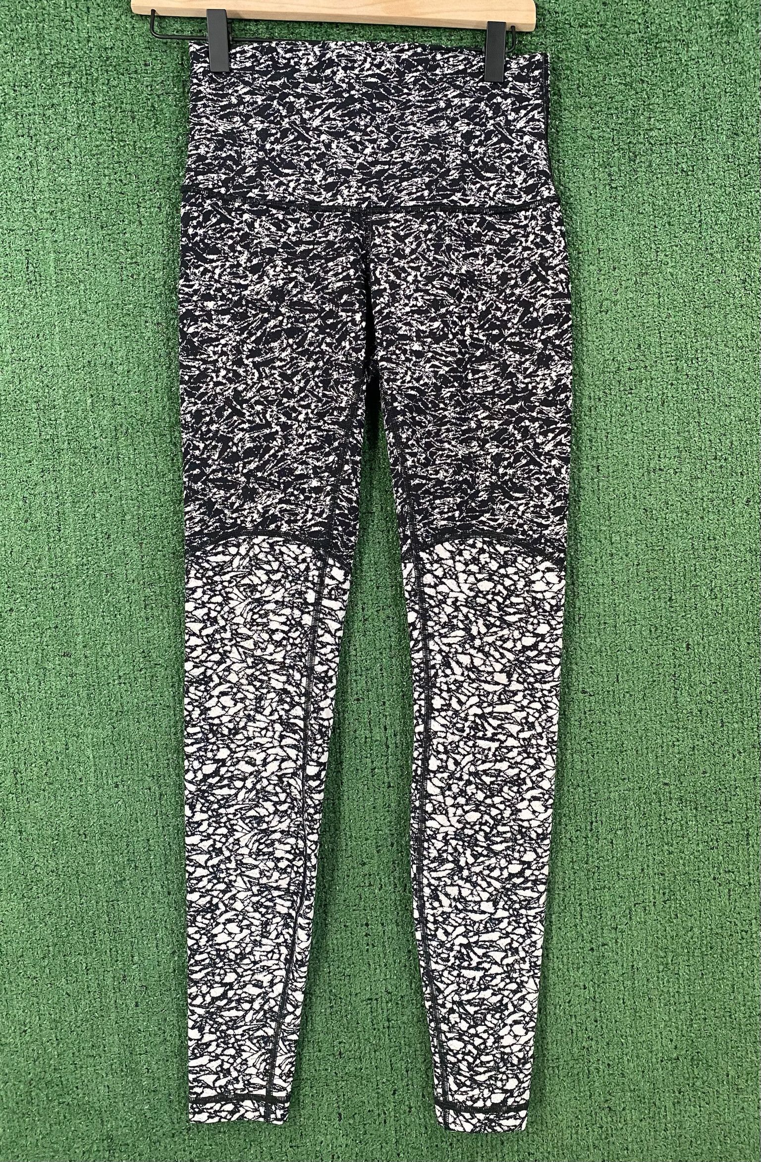 Lululemon Lululemon Wunder Under Icebreaker Patterned Leggings 6 Size 28" / US 6 / IT 42 - 1 Thumbnail