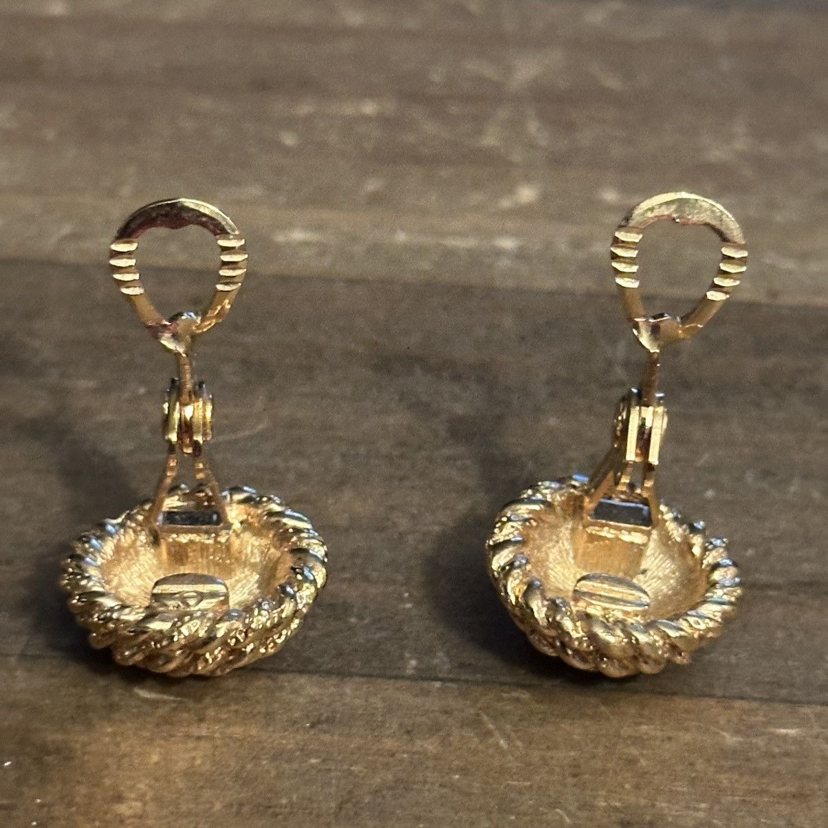 Monet Vintage Monet clip on coiled rope dome earrings Size ONE SIZE - 6 Thumbnail