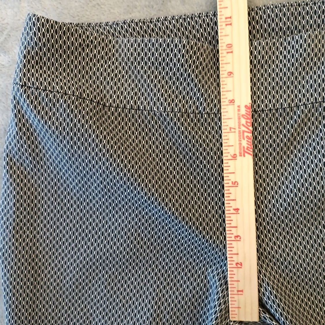 Vintage Chico's Pants Womens Size 1 Black Ankle Geometric Slimming Pull On Straight 24.5in Inseam Lounge Wear Size 25" / US 0 / IT 36 - 4 Thumbnail