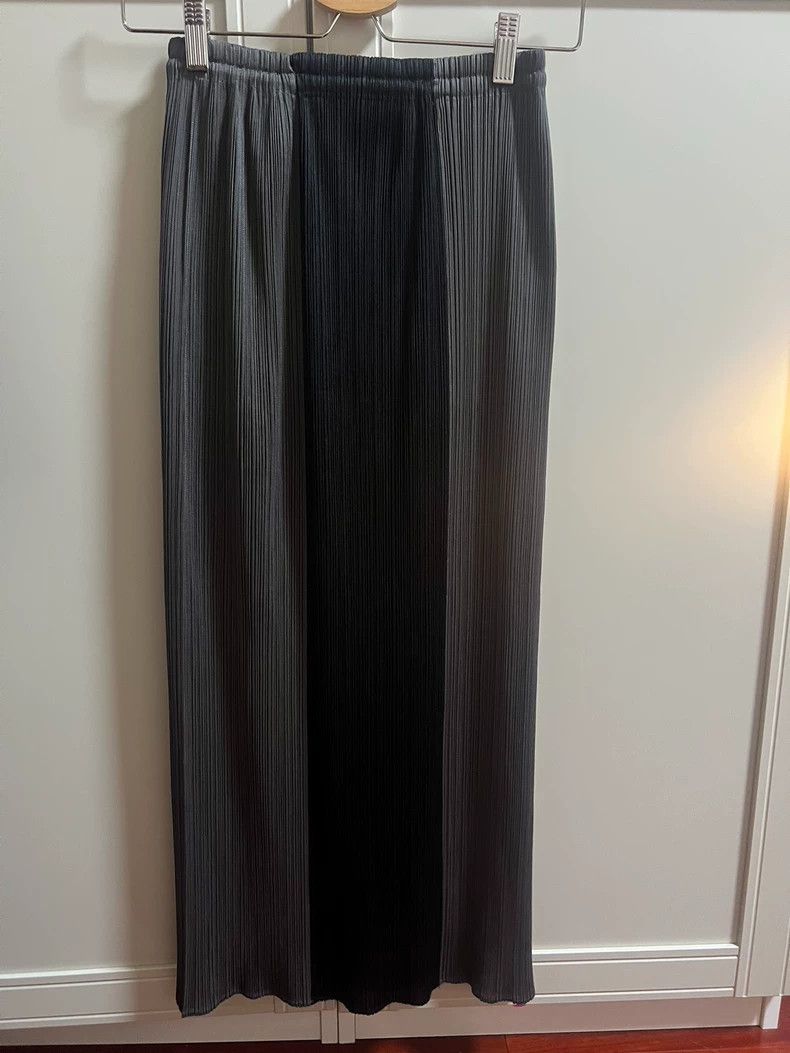 Issey Miyake Issey Miyake size:2 A black and grey two-tone skirt Size 31" - 1 Thumbnail